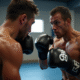 Deux athlètes en thai boxing dans un gymnase bien éclairé