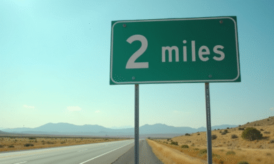 Panneau vert US indiquant 2 miles sur une route ensoleillee