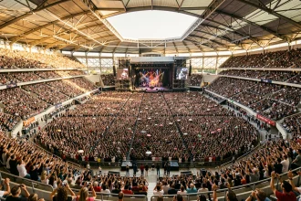 Vue panoramique du Stade de France lors d'un concert à pleine capacité avec des milliers de spectateurs