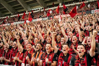 Supporters du Milan AC en rouge et noir dans les tribunes de San Siro lors du derby milanais