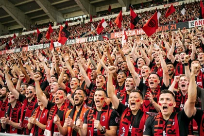 Supporters du Milan AC en rouge et noir dans les tribunes de San Siro lors du derby milanais