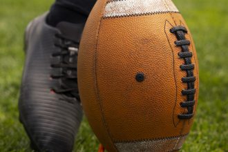 Vissés, moulés ou hybrides : comment choisir ses crampons de rugby ?